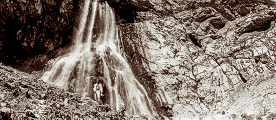 Марк Каплан у Гегского водопада