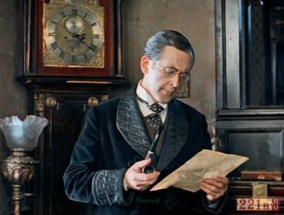 Холмс читает письмо